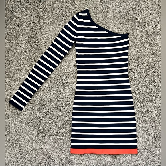 BCBG Maxazria Small NWOT Bandage
Inya Navy Combo Stripe One
Shoulder Dress - Picture 5 of 8